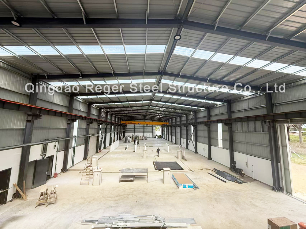 Edificio de fábrica de estructura de acero en Uruguay con oficina en entrepiso parcial