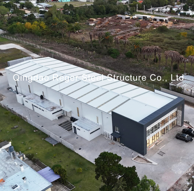 Edificio de fábrica de estructura de acero en Uruguay con oficina en entrepiso parcial