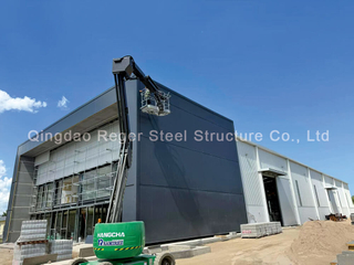 Edificio de fábrica de estructura de acero en Uruguay con oficina en entrepiso parcial