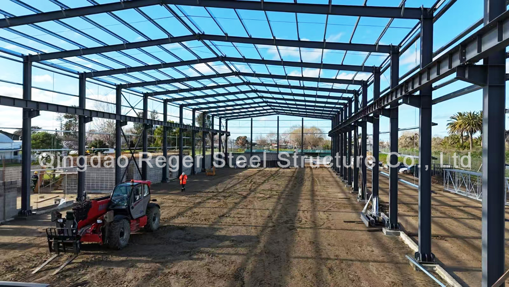 Edificio de fábrica de estructura de acero en Uruguay con oficina en entrepiso parcial